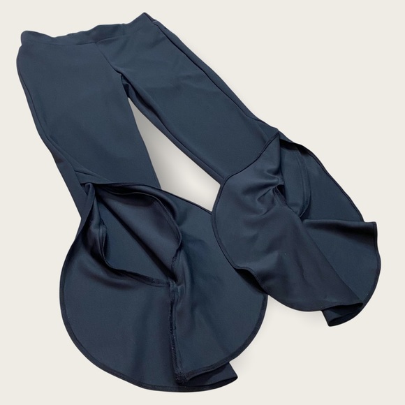 🆕 Urban Heritage Women’s Fit + Flare Pants w Bias Cut Ruffle Slit in Black [M] - Picture 3 of 9